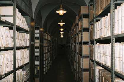 Pasillo de archivo con expedientes en estantes