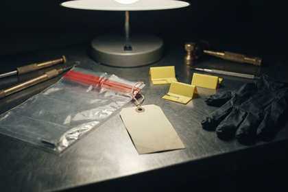 Bolsa de evidencia sellada con etiqueta de cadena de custodia, marcadores numerados y guantes